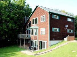 Lakefront Vacation Rental with a Deck and Hot Tub near Wisconsin Dells, hotel in Tomah