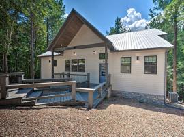 Luxury Broken Bow Cabin with a Sauna and a Hot Tub, hotel i Hochatown