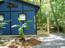 Cozy Tiny House in Tennessee Forest with Loft Beds & Country Breakfast