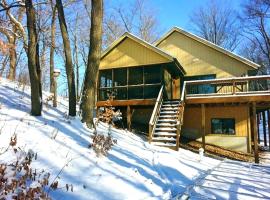 Rustic Cabin Rental with Waterfront Views on Lake Sylvia near St. Cloud, Minnesota, hotel di South Haven