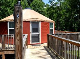Intimate Yurt Rental Ideal for Romantic Glamping in Virginia, glamping en Rich Creek