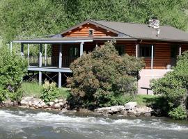 Spacious and Open Cabin Rental on Stillwater River near Billings, Montana, ξενοδοχείο σε Nye