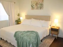 Modern 2BR Condo with pool Access in Mesa