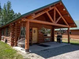 Luxury Pet-Friendly 1-Bedroom Log Cabin in Bonners Ferry with Full Kitchen and Wi-Fi