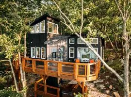Breathtaking Tree House with Jacuzzi and Lofted Interior in Georgia