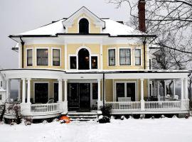 Charmingly Historic Cottage Rental Perfect for Large Groups in Aurora, New York, khách sạn ở Aurora