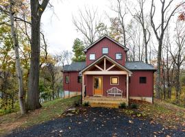 Exquisite Sunny Cabin Rental with a Hot Tub in Front Royal, Virginia, hotel in Warren Park