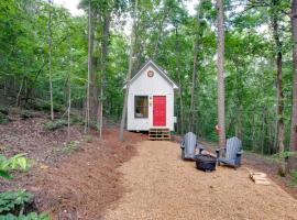 Picturesque Tiny Cabin Surrounded by Nature in Alabama, hotel in Grant