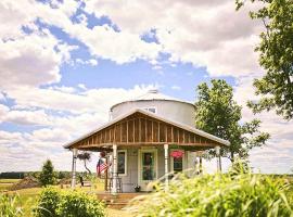 Converted Grain Silo for Unique Glamping Accommodation in Alvin, Illinois, glamping em Alvin