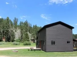 Trendy and Spacious Cabin Surrounded by Nature in Rapid City, South Dakota