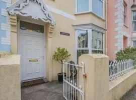 6 Bed in Tenby FB220