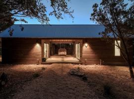 Classically Southern Texas Hill Country Cabins for Weekend Getaways near Austin、ドリッピング・スプリングスのホテル