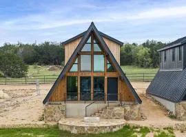 Family-Friendly A-frame with Outdoor Camp Fire in Texas