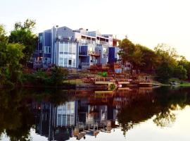 Luxury Waterfront Vacation Rental with a Boat Dock near Lake Texoma, Texas, hotel di Willow Spring
