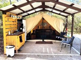Black Fox Den: Woodland Glamp - Dog Friendly in Hot Springs, R, אוהל מפואר בהוט ספרינגס