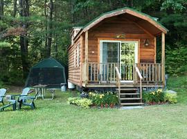 Deluxe Vacation Cabin Rentals in the Adirondacks near Saratoga Springs, New York, hotel en Corinth