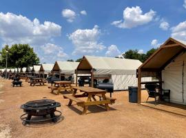 Amazing Aquatic Adventure for the Whole Family: Luxurious Safari Tent near Kingsbury, Texas, отель в городе Marion