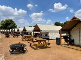 Amazing Aquatic Adventure for the Whole Family: Luxurious Safari Tent near Kingsbury, Texas