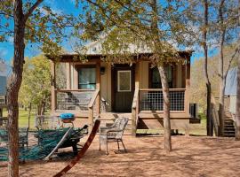 Tranquil Family Vacation by a Creek: Luxury Tented Cabin in Seguin, Texas，瑟金的豪華帳蓬