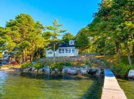 Gorgeous Waterfront Cottage with Luxurious Hot Tub for a Weekend Getaway near Cape Cod, Massachusetts, hotel in Plymouth