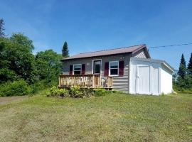 Family Cabin in Stewartstown for a New Hampshire Weekend Getaway, ξενοδοχείο σε Colebrook