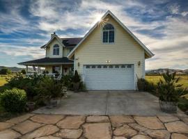Luxury Chic Farm Cottage in Wine Country, California, hotel in Kelseyville