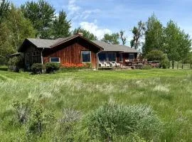 Elegant Vacation Home with Aspen Grove & Mountain Views near Ennis Lake in McAllister, Montana