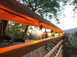 Luxury Camping Cabin with an Indoor Fireplace in Idyllwild, California, hotel v mestu Idyllwild