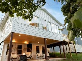 Stunning Modern Lakehouse with Private Boat Dock in Norwood, North Carolina, hotel en Norwood