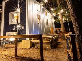 Boutique Tiny Home Hot Tub & Pikes Peak Views, Colorado Springs, company, hotel v destinaci Woodland Park