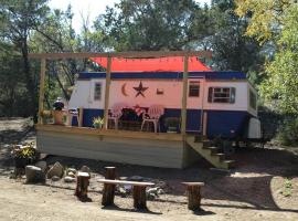 Texas Hill Country Vintage Caravan Glamping、マーブル・フォールズのホテル