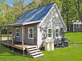 The Spruce Haven Cabin in Portage Lake, ME, hotel in Portage Lake Municipal Seaplane Base