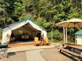Safari Tent Glamping Destination Near Eagle Creek, Washington, hotel v mestu Lilliwaup