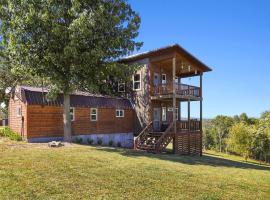 Family-Friendly Cabin with Hot Tub in the Ozark Mountains and nearby Beaver Lake, Eureka Springs, hotel in West Liberty