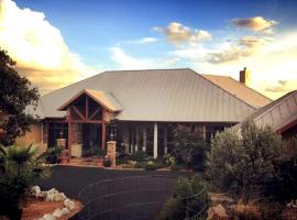 Luxury Four-Bedroom Cabin Rental with a Fireplace in New Braunfels, Texas, Hotel in New Braunfels