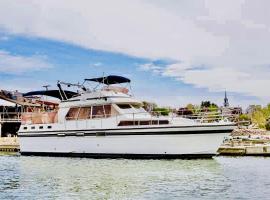 Experience the Magic of Sleeping Your Own Private Yacht in Damariscotta, Maine, boot in Damariscotta