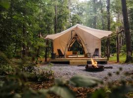 Classic Safari Tent in the Heart of the Adirondack Wilderness, near Lake George, New York, hotel en Corinth
