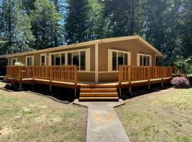 Charming Cabin Rental with Mountain Views in Packwood, Washington, hotel i Packwood