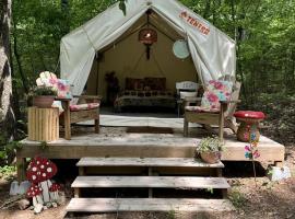 Spacious Off-Grid Tented Cabin with Picnic Table Surrounded by Nature in Georgia, ξενοδοχείο σε LaFayette