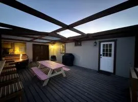 Cozy Creekside Cottage with Deck and Fire Pit in Camp Verde, Arizona