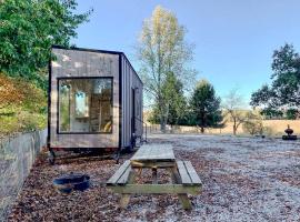 Cozy Tiny House on a Farm in Fredericksburg, Indiana - Perfect Romantic Glamping Destination, hotel Fredericksburg városában