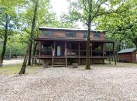 Classic Log Cabin with Hot Tub and Firepit near Hochatown, Oklahoma