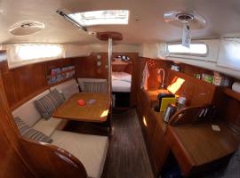 Joky - Floating refuge, barco en Lisboa