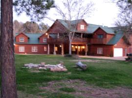 Secluded Lodge with a Private Pond and a Hot Tub near Bastrop, Texas, hotel v destinaci McDade