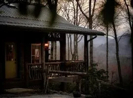Secluded Delight: Unplug and Reconnect in a Special House in Lake Toxaway's Woods