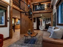 Secluded Delight: Unplug and Reconnect in a Special House in Lake Toxaway's Woods