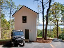 Gorgeous Cabin Great for Groups or Families with Jacuzzi, Fire Pit and Views in Alabama, hotel in Grant