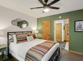 Riverfront, blocks to ski - Mtn Views, Hot Tub at Viking Lodge 217 condo