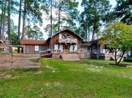 Incredible Nacogdoches Cabin Rentals Ideal for Large Group Getaways in Texas, ξενοδοχείο σε Nacogdoches