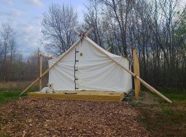 Fabulous Michigan Glamping Getaway near South Haven, glamping site in Lacota